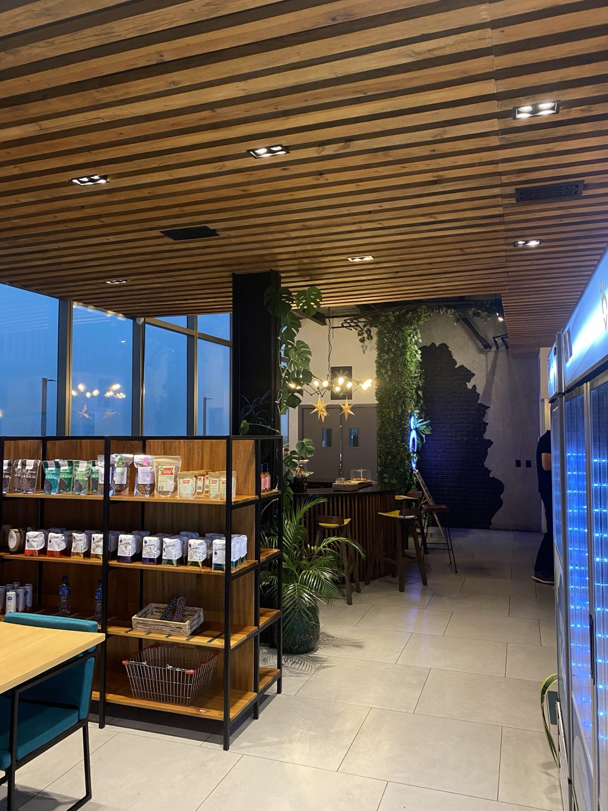 มุมคาเฟ่และชั้นของว่าง เพดานไม้ระแนง